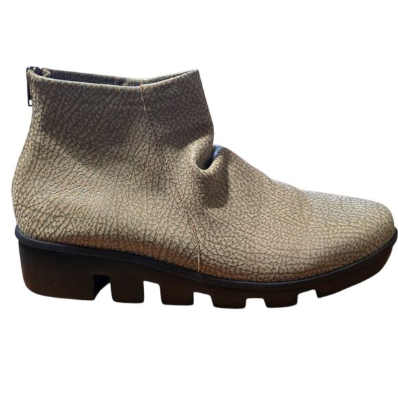 New L'amour Des Pieds Hadirat Women's Taupe Elephant size 9.5 - Picture 1 of 9